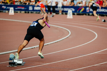 start running relay race for men in athletics competition