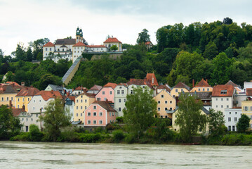 Obraz premium Passau- Ortsbild- Häuser am Inn