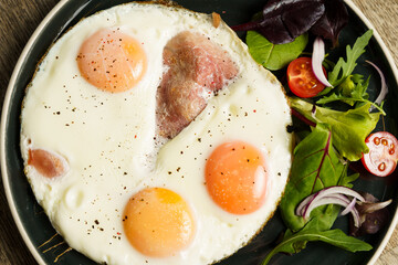 Ham and eggs with vegetables