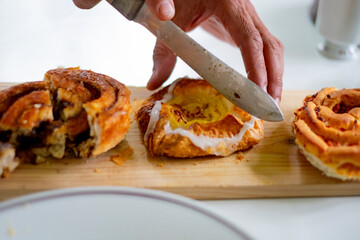 シナモンロールなどのパンを切る