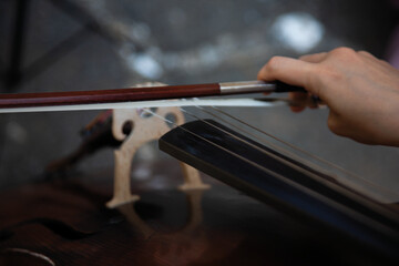 Dettaglio mano di donna che suona violino . Misoca