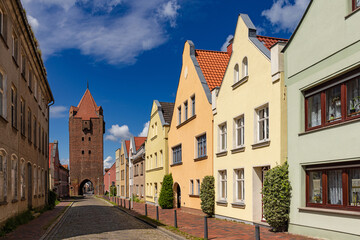 Obraz premium Blick zum Dammtor (Teil der Befestigungsanlage) in Barth; Landkreis Vorpommern-Rügen, Deutschland