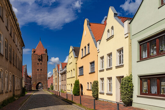 Blick zum Dammtor (Teil der Befestigungsanlage) in Barth; Landkreis Vorpommern-R&uuml;gen, Deutschland