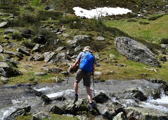 Mann wandert im Ultental in Südtirol 