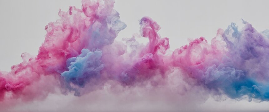 Bunte Rauchwolken in Pastellfarben: Eine faszinierende Mischung aus Rosa, Lila und Blau vor einem neutralen Hintergrund, die an abstrakte Kunst und kreative Farbverläufe erinnert