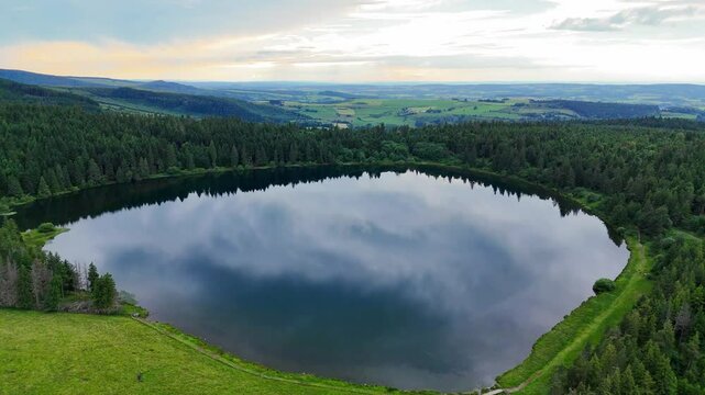 Le lac de Servieres en Auvergne en France