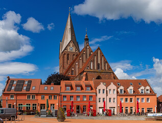 Häuserzeile am Marktplatz in Barth mit der St. Marienkirche im Hintergrund, Mecklenburg-Vorpommern, Deutschland