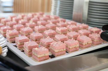 Bandejas de un restaurante con bollería lista para un buffet de desayuno. 