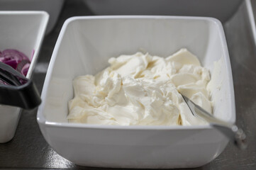 Bol con crema de queso blanco para untar. 