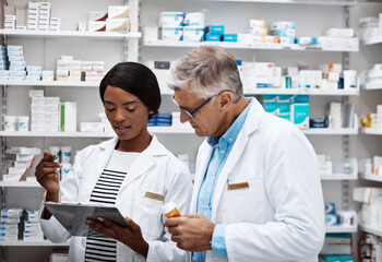 Obraz premium Healthcare, people and discussion with clipboard in pharmacy for inventory, inspection and advice. Medical, intern and pharmaceutical student with mentor by pills for dispensary, supply and checklist
