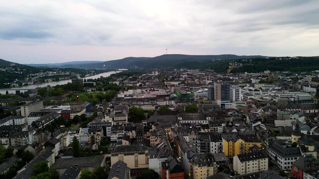 Koblenz Innenstadt in Deutschland am Abend.