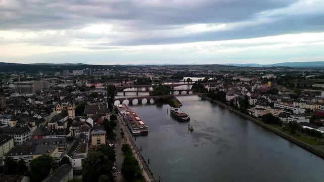 Koblenz, Deutschland. Wundersch&ouml;ne Drohnenaufnahme der Abendstimmung der Stadt am Fluss.
