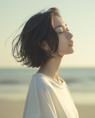 夏の海を見つめる若い日本人女性のポートレート