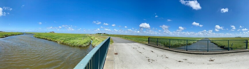 Spaziergang auf der Insel Hallig Hooge in der Nordsee vom Lorenzwarft zum Backenswarf  über das...