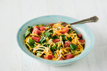 Sommersalat mit gelber Zucchini, Wassermelone und Minze