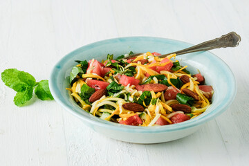 Sommersalat mit gelber Zucchini, Wassermelone und Minze