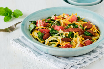 Frischer Sommersalat mit gelber Zucchini, Wassermelone und Minze