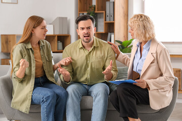 Obraz premium Quarreling young couple visiting psychologist in office