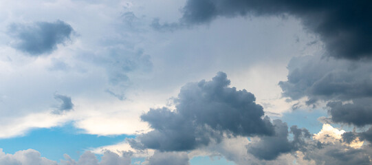 Obraz premium Dark rain clouds cover the bright sky