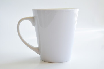 mock up taza cónica blanca