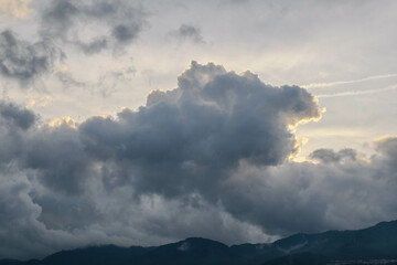 夕日が沈む頃、六甲山の稜線から雲が浮かび上がる