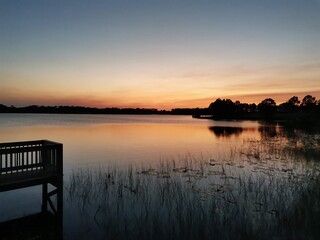 LAGO EN EL ATARDECER