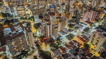 Vista aérea noturna do bairro Cambuí na cidade de Campinas, interior de São Paulo. Vários...