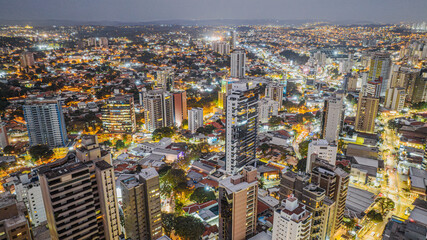 Vista aérea noturna do bairro Cambuí na cidade de Campinas, interior de São Paulo. Vários...