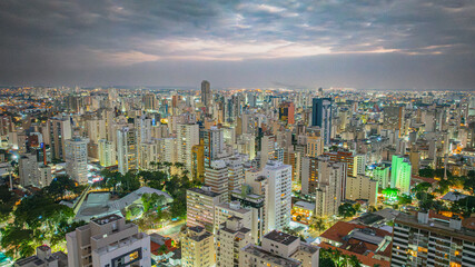 Vista aérea noturna do bairro Cambuí na cidade de Campinas, interior de São Paulo. Vários...