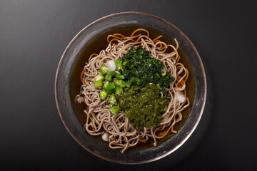 ねばねば　冷やし蕎麦（オクラ　モロヘイヤ　めかぶ）
