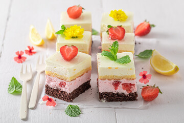 Delicious and creamy strawberry sponge cake with lemon and strawberries.