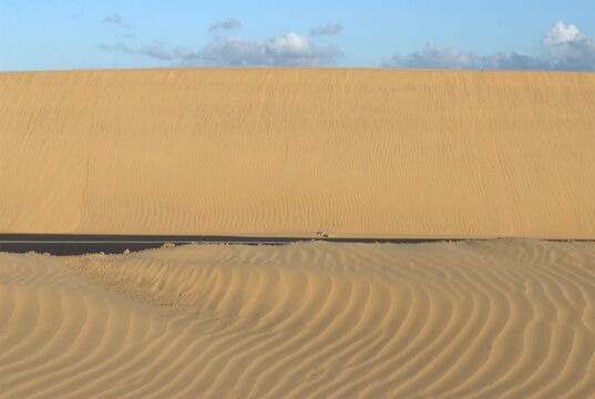 Los medanos de Coro son dunas de arena que movidas por los fuertes vientos de la peninsula toman formas muy caracteristicas.