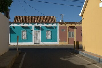 Nuestro pasado colonial se refleja en nuestras casas,puertas y ventanas,diseñadas para ser frescas debido al clima tropical.