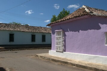 En el estado Falcon tenemos una gran cantidad de casas con arquitectura colonial,herencia de nuestro pasado Español,de brillantes colores y techos de tejas.