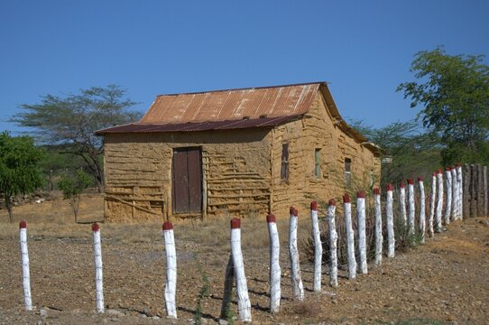 La tierra vuelve a la tierra,una casa abandonada a la orilla del camino,poco a poco se va desintegrando hasta convertirse nuevamente en tierra.