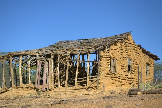 La tierra vuelve a la tierra,una casa abandonada a la orilla del camino,poco a poco se va desintegrando hasta convertirse nuevamente en tierra.
