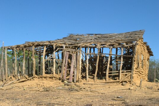 La tierra vuelve a la tierra,una casa abandonada a la orilla del camino,poco a poco se va desintegrando hasta convertirse nuevamente en tierra.