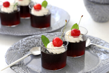 さくらんぼと生クリームをのせたコーヒーゼリー