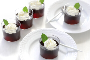 生クリームとミントをのせたコーヒーゼリー