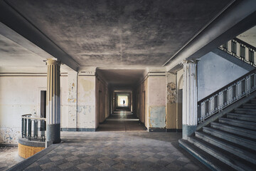 Treppe - Eingang - Flur - Gang - Mensch - Beatiful Decay - Abandoned - Verlassener Ort - Urbex /...