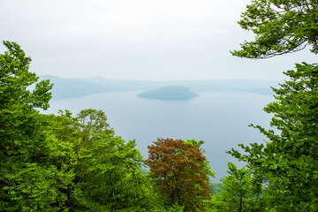 霞んで見える湖の小島