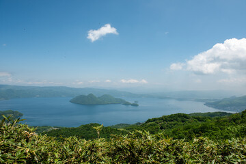 湖の中の小島と大きな雲