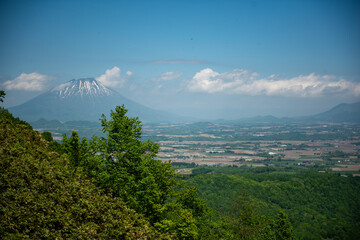 冠雪した山と白い雲