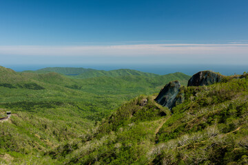 山の頂上から見る開放感溢れる景色