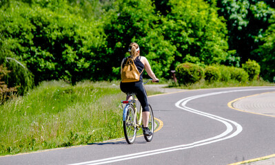 Obraz premium Cyclist ride on the bike path in the city Park 