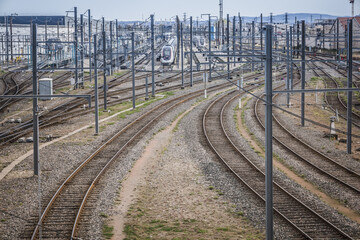 voies de chemin de fer et trains arrivant sur une gare de triage