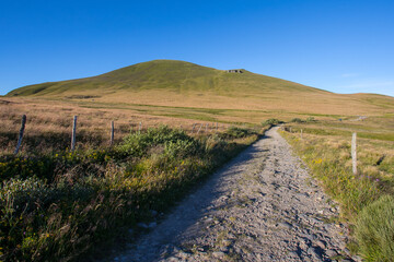 promenade sur le plateau du Guéry autour du Puy Baladou dans le Sancy en Auvergne en France en été