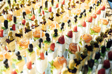 The closeup image of the various small cup cakes on mirror plate