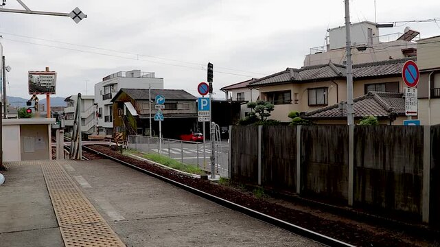 ホームに入線する列車