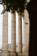 Derrière les colonnes
